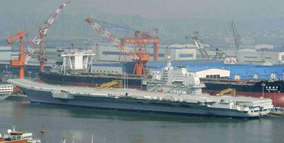 El primer portaaviones de China, en el puerto de Dalian, al noreste del país
