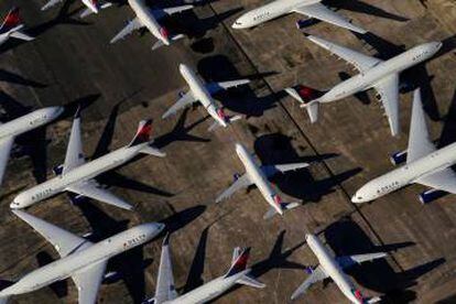 Aviones de Delta Air Lines aparcados en el aeropuerto de Birmingham-Shuttlesworth, en Alabama (EE UU), en marzo de 2020.