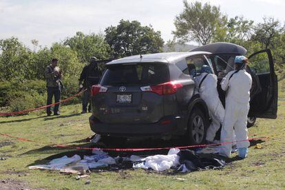 Peritos inspeccionan el auto del alcalde asesinado en Puebla.