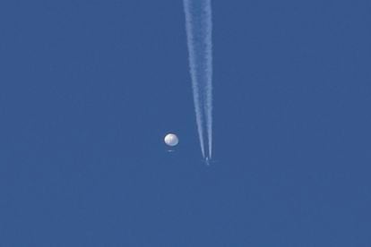 Un avión pasa por debajo del globo chino mientras sobrevolaba Carolina del Norte.