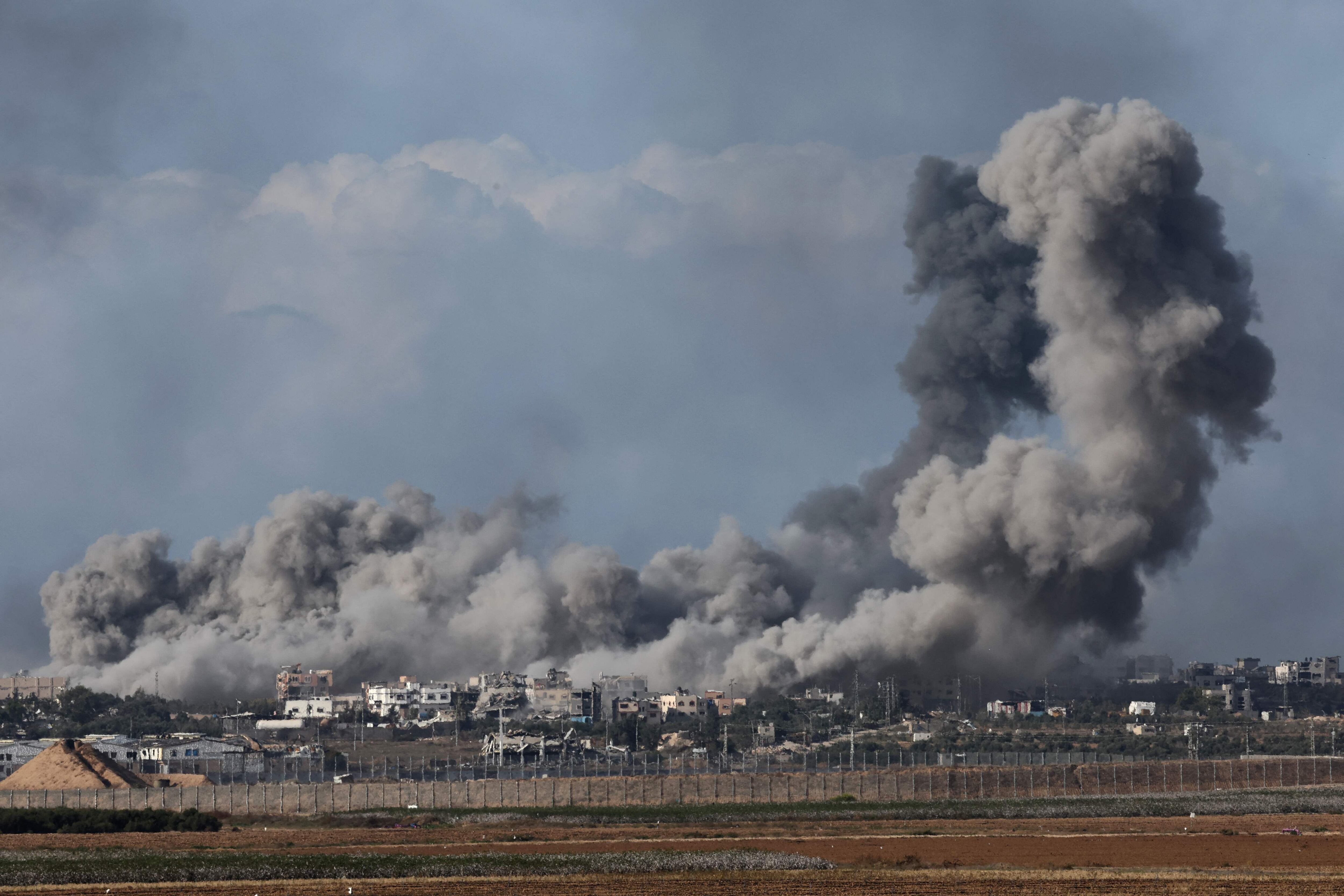 Una nube de humo y polvo se eleva de Gaza durante los combates en la Franja, este sábado.