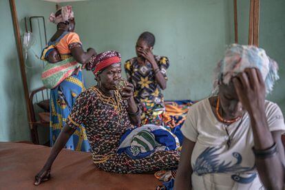 Fátima (al fondo de la imagen) se recupera tras la pérdida de su primer hijo durante el parto en el centro de salud de Boyama, Chad. Su madre y vecinas la acompañan.