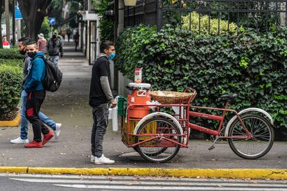 Un vendedor ambulante en la calle Horacio, de la zona de Polanco de la Ciudad de México, en agosto de 2020.