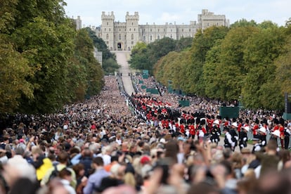 Miles de personas despiden a la monarca a la entrada al castillo de Windsor, donde descansará para siempre la reina más longeva del mundo.