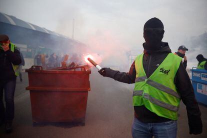 Una manifestante sujeta una bengala durante el décimo día de protestas, este martes en París.  