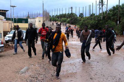 Un centenar de inmigrantes corren tras saltar la valla de Melilla a mediados de noviembre.