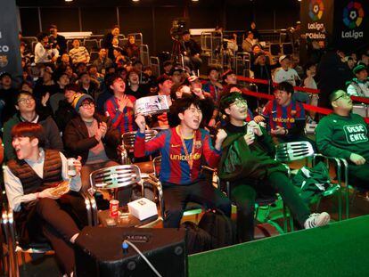Aficionados del FC Barcelona miran el pasado Clásico en un evento de LaLiga en Corea del Sur.