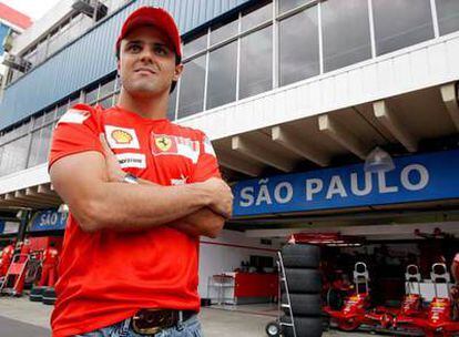 Felipe Massa observa la pista de Interlagos desde los <i>boxes</i> de Ferrari.