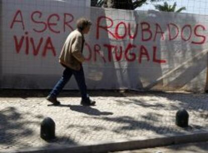 Cartel que reza "Ser robados, larga vida a Portual", en Lisboa.