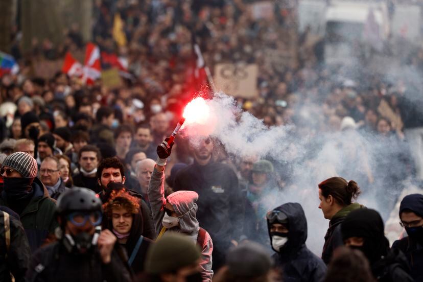 Manifestantes durante la jornada de protestas en la ciudad francesa de Nantes, este martes. 