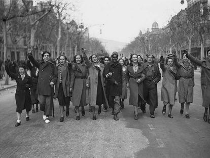 Celebración de la victoria franquista en el Paseo de Gràcia, de Barcelona, el 27 de enero de 1939, con jóvenes barcelonesas de la burguesía catalana confraternizando con los soldados.