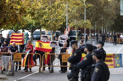 La concentración ultra y al fondo, los estudiantes, separados por policías y vallas.