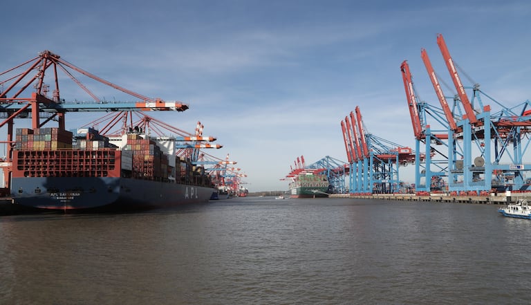 Diversi mercantili ormeggiati questo mercoledì nel porto di Amburgo (Germania).