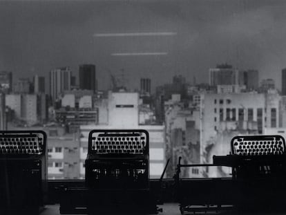 'Vista desde la oficina', Buenos Aires, 1987. Fotografía expuesta en la muestra 'Facundo de Zuviría. Estampas porteñas', de la Fundación Mapfre de Madrid (hasta el 7 de mayo).