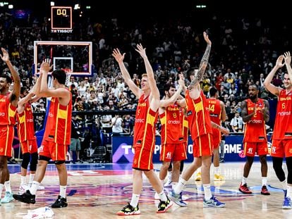 Los jugadores de España celebran la victoria contra Alemania en las semifinales del Eurobasket este viernes.