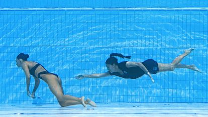 Su entrenadora, la ex nadadora olímpica española Andrea Fuentes, llega para rescatarla.