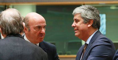 El ministro de Economía, Luis de Guindos, con su homólogo portugués y nuevo presidente del Eurogrupo, Mário Centeno, el lunes en Bruselas.