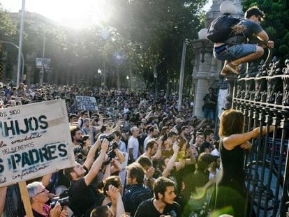 Miles de indignados se concentran ante las puertas del Parlamento catalán.