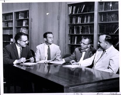 Los investigadores Lewis Sarett y Glen Arth (en el centro) sintetizaron la dexametasona en 1957, en los laboratorios de Merck & Co.