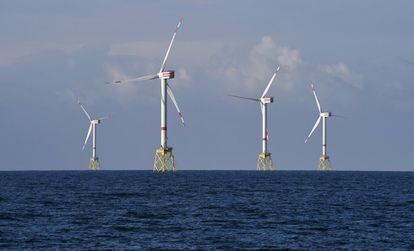 En medio de un creciente sentimiento de urgencia sobre el cambio climático, los mercados rivales como Taiwán y Estados Unidos están impulsando sus nacientes industrias eólicas offshore. En la imagen, molinos eólicos en el "HelWin-Cluster" a 35 km de Heligoland (Alemania) el 5 de noviembre de 2014.