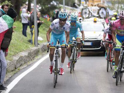 Aru, de blanco, Landa, de azul, Trofimov y Contador, de rosa, se preparan para los ataques finales.