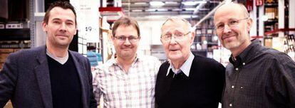 De izquierda a derecha: Jonas, Mathias, Ingvar (el padre y fundador de Ikea, fallecido el pasado 27 de enero) y Peter Kamprad. 
