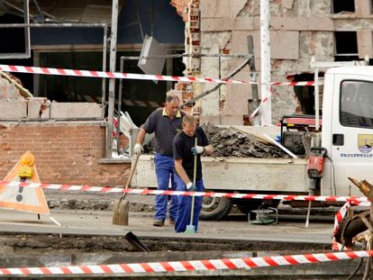 Dos operarios limpian los alrededores de la comisaría de la Ertzaintza de Ondarroa, tras el atentado cometido el 21 de septiembre de 2008.