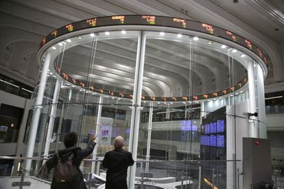 Panel de cotizaciones de la Bolsa de Tokio (Japón).