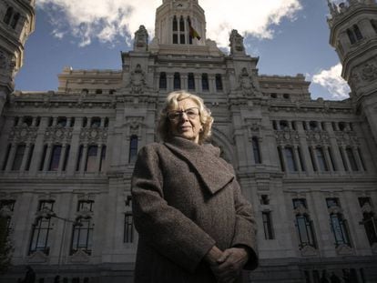 La exalcaldesa de Madrid, Manuela Carmena, posa frente a la sede del Ayuntamiento.