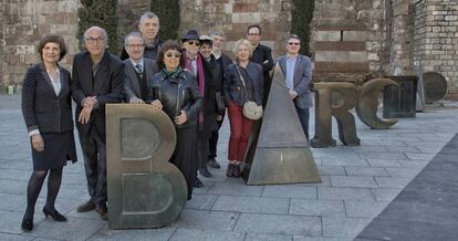 Rosa María Malet, Vicenç Altaió, Daniel Giralt Miracle, Esteve Riambau, Mercè Pomer, Hermann Bonnín, Glòria Bordons, Xavier Albertí, Magda Puyo, Ferran Barenblit i Frederic Sales, amb el poema visual de Brossa 'Barcino'.