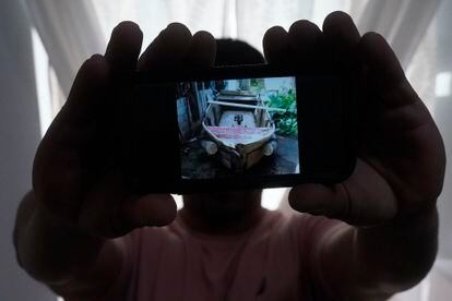 Un migrante cubano, que prefirió mantenerse anónimo, muestra una fotografía del bote improvisado en el que viajó a Florida, el 21 de junio.