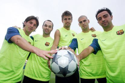 Piqué, que formó parte en 1987 del equipo cadete azulgrana junto a Cesc y Leo Messi, abandonó el Barça para jugar en el Manchester United en 2004. En la imagen, Messi, Iniesta, Piqué, Valdés y Xavi, en 2009.