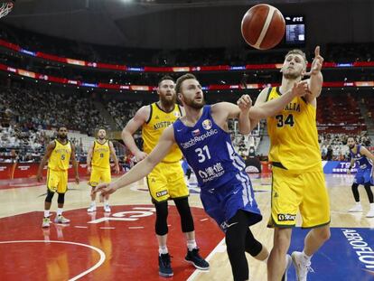 Jock Landale de Australia contra Martin Kriz de República Checa durante el partido de cuartos de final. En vídeo, el seleccionador español, Jorge Scariolo, habla sobre la clasificación del equipo a los Juegos Olímpicos de Tokio.