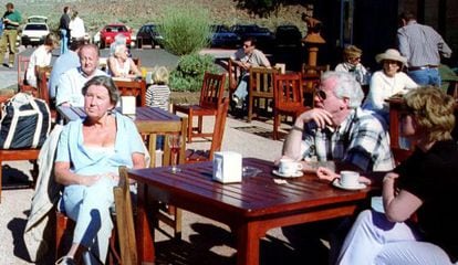 Varios turistas alemanes disfrutan del buen tiempo de Canarias en la terraza