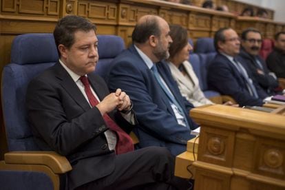El presidente del Gobierno de Castilla-La Mancha, Emiliano García-Page, antes del pleno celebrado en las Cortes de Castilla-La Mancha.