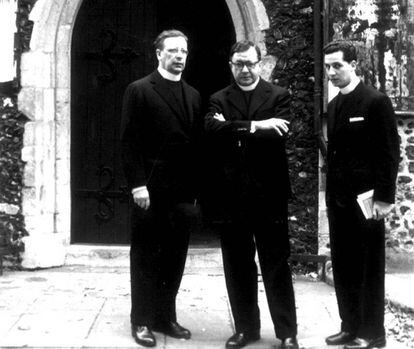 Escrivá de Balaguer (en el centro) en una visita a Canterbury (Inglaterra) en 1958.