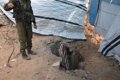 Un militar señala lo que el ejército dice que es la entrada a un túnel excavado por militantes de Hamás dentro del complejo hospitalario de Al-Shifa.