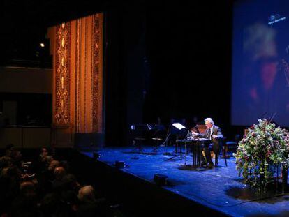 El escritor John Irving leyendo en el teatro de L&uuml;beck el discurso de homenaje a G&uuml;nter Grass, fallecido el pasado 13 de abril.