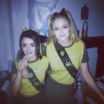 La actriz Maisie Williams y Sophie Turner, su compañera de reparto en la serie 'Juego de tronos, se pusieron trajes a conjunto: 'girl scouts'. Por el mensaje, se disfrazaron de niñas scouts que venden galletas, aunque le dieron una vuelta al disfraz con las hojas de marihuana de sus disfraces. 