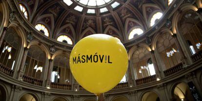Un globo con el logo de Masmovil en el estreno de la compañía en Bolsa en 2017