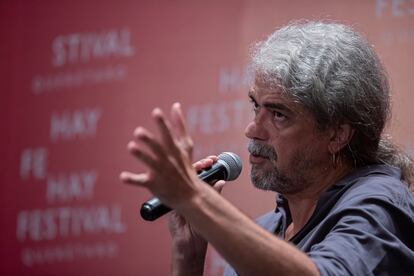 Fernando León de Aranoa at the presentation of 'SentLo Much' during the Hay Festival 2023 in Querétaro.