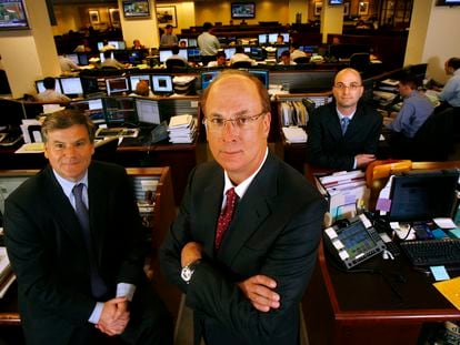 Larry Fink, consejero delegado y fundador de BlackRock, junto a Keith Anderson (izquierda) y Todd Kopstein, (derecha), ejecutivos de la gestora.