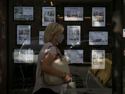 En la imagen, una inmobiliaria del Eixample de Barcelona con anuncios de pisos de alquiler.