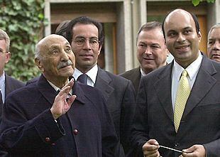 El ex rey afgano Zahir Shah, en Roma, con su nieto, su hijo (con gafas) y el congresisita de EE UU Dana Rohrabacher.