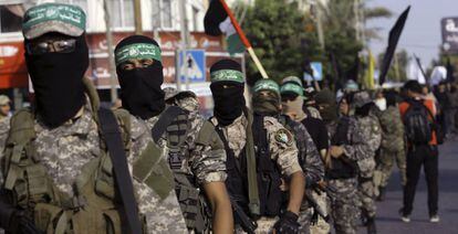 Miembros de las brigadas Ezzedine Al Qassam, una rama militar de Ham&aacute;s, durante una protesta en Gaza el pasado martes.