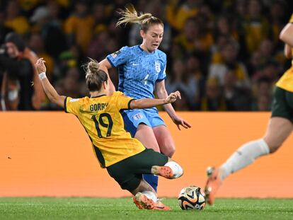 Katrina Gorry intenta frenar a Keira Walsh, de Inglaterra, durante las semifinales del Mundial.