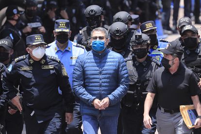 Police guard former Honduran President Juan Orlando Hernández on his way to his extradition, this Thursday in Tegucigalpa.