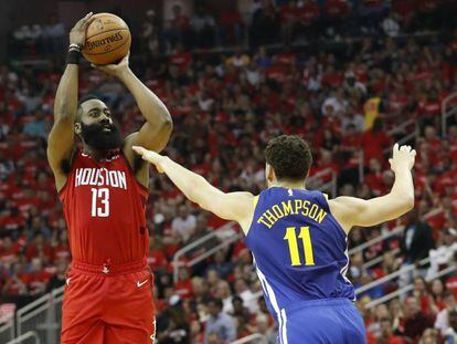 Harden lanza ante Thompson.