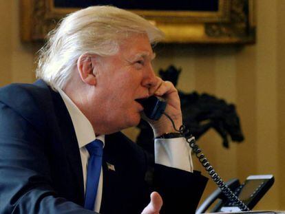 Donald Trump speaks habla por teléfono con Vladímir Putin, el 28 de enero de 2017.
