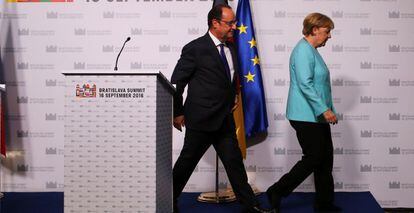 El presidente franc&eacute;s Fran&ccedil;ois Hollande y la canciller alemana Angela Merkel, tras la rueda de prensa celebrada en Bratislava. REUTERS